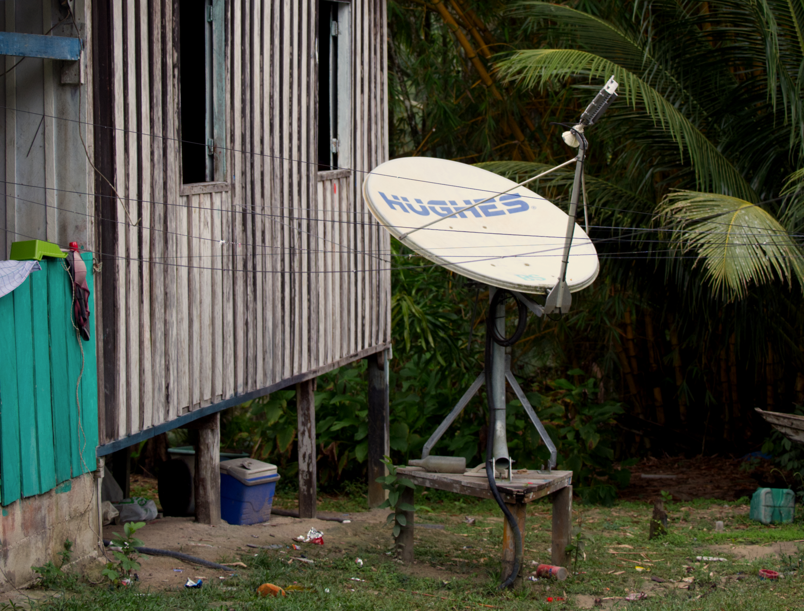Buildings and other structures such as satellites are elevated on stilts, lifting living space and essentials above expected flood levels and rainy, muddy ground. During high-water periods, the river occupies the space below, while in lower conditions, the ground becomes accessible again. This vertical separation accommodates regular inundation without requiring relocation.